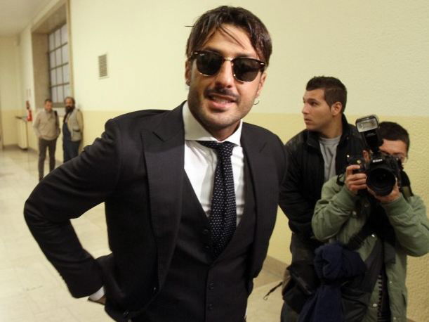 Fabrizio Corona condannato a 5 anni di carcere: fa perdere le sue tracce preview