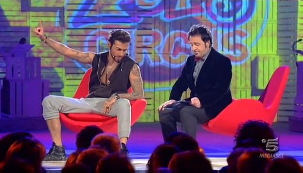 Zelig, Giovanni Vernia è di nuovo Fabrizio Corona: richiesta d’aiuto a Belen Rodriguez – VIDEO preview