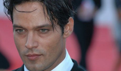 Gabriel Garko torna su Canale 5 nei panni di Rodolfo Valentino. Smentisce la sua omosessualità e conferma il flirt con Manuela Arcuri preview