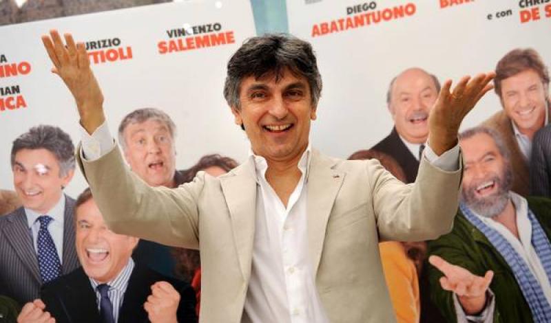 Supercinema, stasera su Canale 5 in seconda serata: intervista-verità a Vincenzo Salemme preview