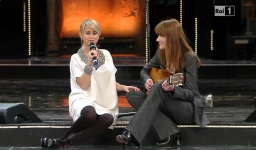 Sanremo 2013, Carla Bruni sul palco: dopo la marchetta, il duetto con Luciana Littizzetto – VIDEO preview