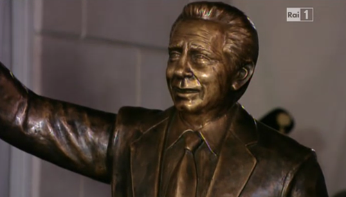 Sanremo 2013, la statua in ricordo di Mike Bongiorno – FOTO preview
