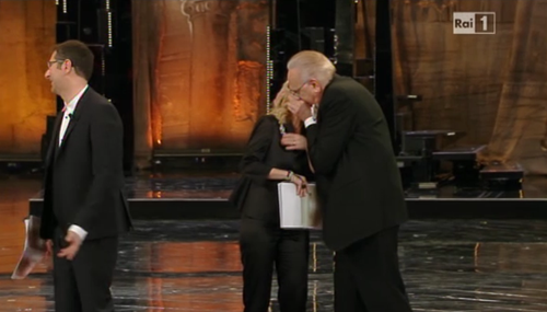 Sanremo 2013, Pippo Baudo bacia Luciana Littizzetto e ritira il Premio Città di Sanremo – VIDEO article-post