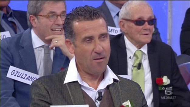 Uomini e Donne, anticipazioni trono over: Antonio balla con Barbara; Domenico e i complimenti a Rossella, poi nega e torna da Maria preview