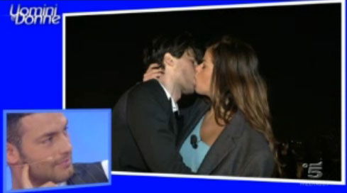 Uomini e Donne, puntata di oggi 7 febbraio. Andrea bacia Francesca: “Ti aspetto”. Poi bacia anche Gabriela preview