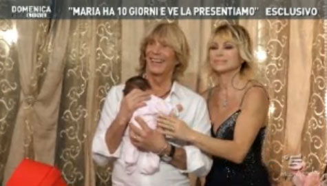 A Domenica Live, Carmen Russo, Enzo Paolo Turchi e la piccola Maria. Il super reality dei Carmen-Paoli si arricchisce – FOTO preview
