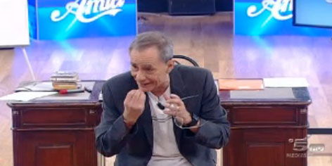 Amici 12, puntata di oggi 5 febbraio: Etienne perde nella sfida interna “privata” contro Pasquale. Roberto Vecchioni nella Scuola preview