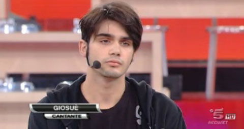 Amici 12, Giosuè di nuovo in maglia grigia; test per Chiara: “Ti muovi come un’ubriaca” article-post