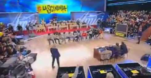 La Scimmia, puntata del sabato: sfida tra Andrea e Azzurra sospesa article-post