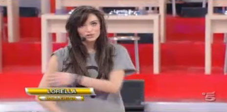 Amici 12, puntata di oggi 14 febbraio: Lorella in maglia grigia e prova comparativa con Marta preview