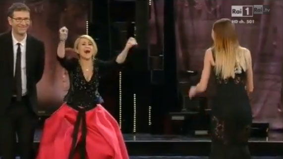 Sanremo 2013, Bianca Balti inciampa e fa esultare Luciana Littizzetto – VIDEO preview