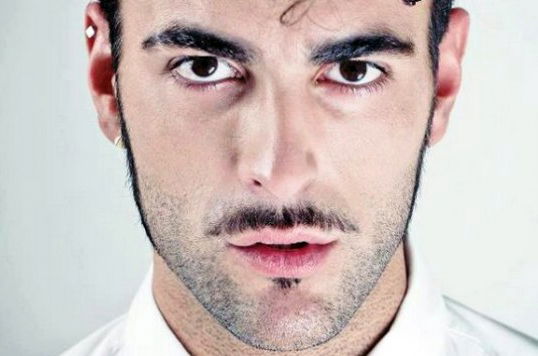 Marco Mengoni stasera ospite a Che tempo che fa, e si avvicina al Disco di Platino con L’essenziale preview