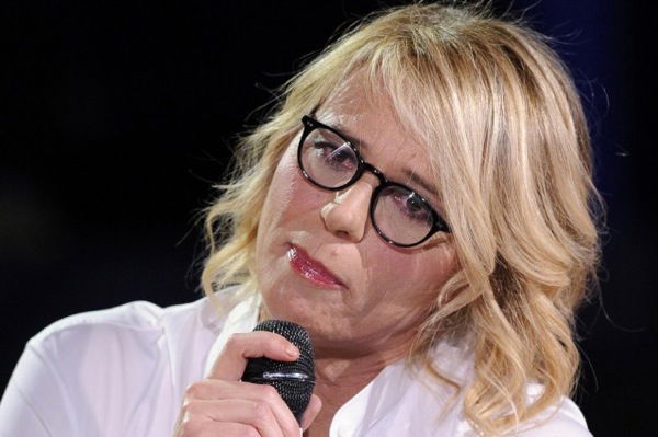 Amici 12, Maria De Filippi risolve il mistero degli occhi: “Niente ritocchi, solo il calazio” preview