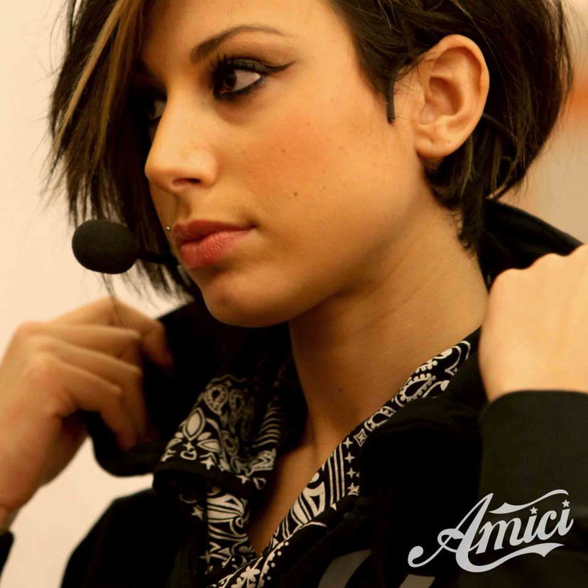 Amici 12, speciale del sabato in diretta: Marika lascia la Scuola; Maria De Filippi, gli occhiali scuri e le anticipazioni sul serale preview