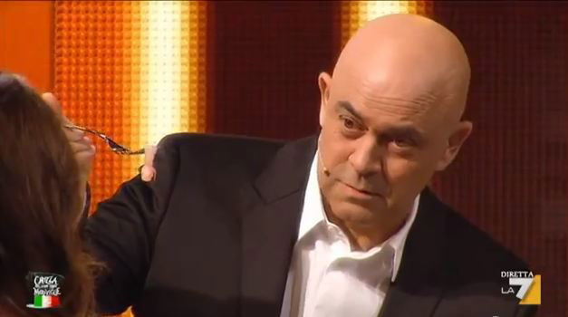 Maurizio Crozza in BastardChef, la fortunata parodia di MasterChef: “Penso che muoro” – VIDEO article-post