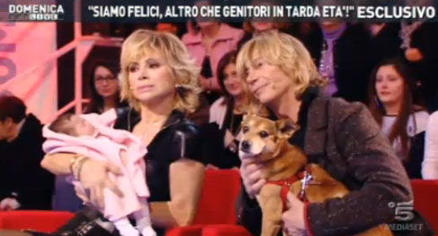 A Domenica Live, Carmen Russo, Enzo Paoli Turchi e la piccola Maria per la prima volta in uno studio tv – FOTO preview