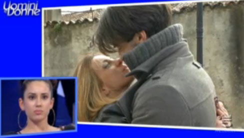 Uomini e Donne, puntata di oggi 29 marzo, Andrea elimina Claudia; Rosa abbandona: ha un altro? preview