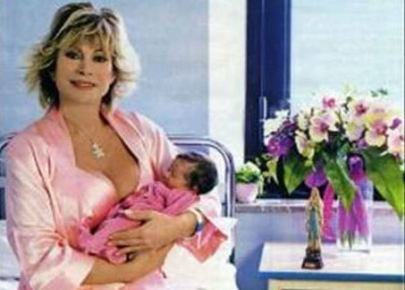 Carmen Russo: “Non vedo l’ora che mia figlia riceva il primo bacio da Berlusconi” article-post