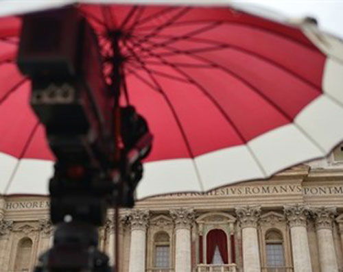 Conclave, elezione Papa in diretta tv: anche Ratzinger davanti al televisore article-post