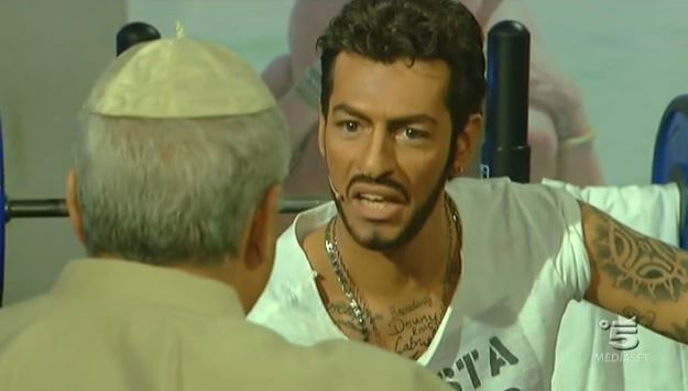 Zelig, Giovanni Vernia è di nuovo Fabrizio Corona: l’incontro con Papa Benedetto XVI – VIDEO preview