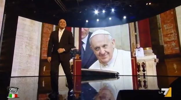 Crozza nel Paese delle Meraviglie, l’imitazione di Papa Francesco: “Jorge Mario Bergoglio come Raimondo Vianello” – FOTO article-post