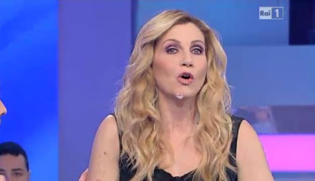 Domenica In – Così è la vita, Lorella Cuccarini e l’incidente in diretta: “Sono volata sulle scale, ho sbattuto il mento” article-post