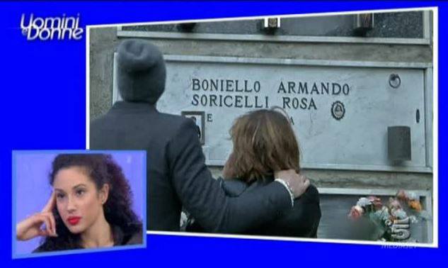 Uomini e Donne, l’esterna al cimitero e l’ira di Maria De Filippi – VIDEO preview