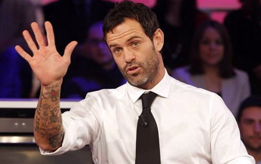 Ascanio Pacelli licenziato dalla D’Urso dopo i tweet su Domenica Live. Poi lei ci ripensa preview