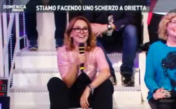Barbara D’Urso imita Maria De Filippi: Uomini e Donne arriva a Domenica Live preview