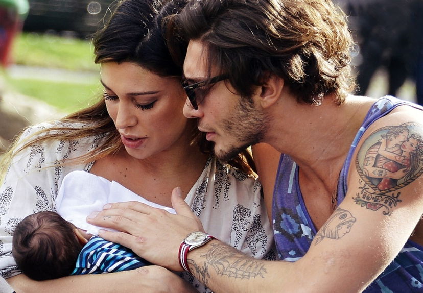 Le prime foto di Belen con Santiago: “Ho la faccia come una torta e la panzetta, ma va bene così” – FOTO preview