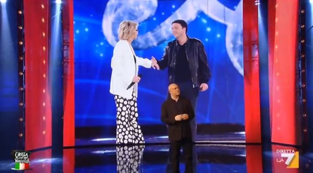 Crozza nel Paese delle Meraviglie: Matteo Renzi ad Amici 12, Grillo e la Corea del Nord – VIDEO preview
