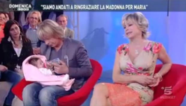 Domenica Live: il viaggio a Medjugorje di Carmen Russo, Enzo Paolo Turchi e Maria – FOTO preview