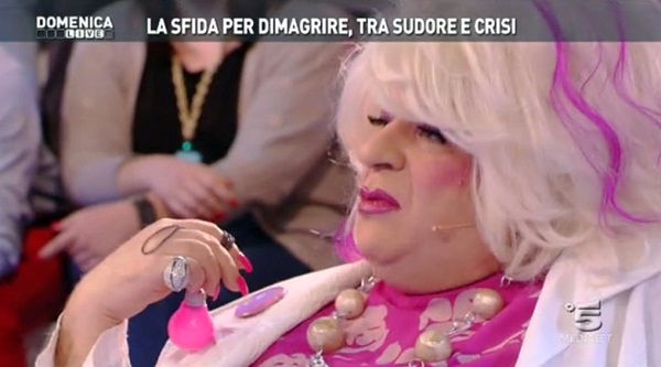 Domenica Live il reality dei burrosi, Platinette contro la chirurgia estetica: “La mia volontà non dipende da un bisturi” preview