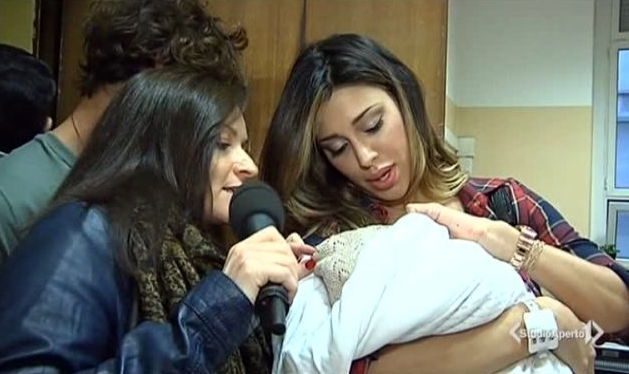 Belen Rodriguez e Stefano De Martino verso casa: “Santiago è la fotocopia del padre” – FOTO preview