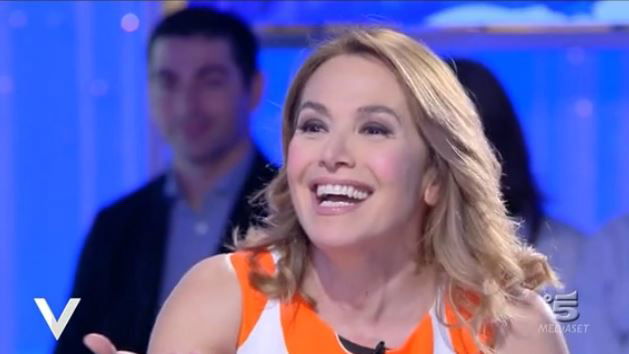 Barbara D’Urso a Verissimo e le frecciatine della Toffanin: “Se vuoi vado come concorrente al GF e tu lo conduci, va bene?” preview
