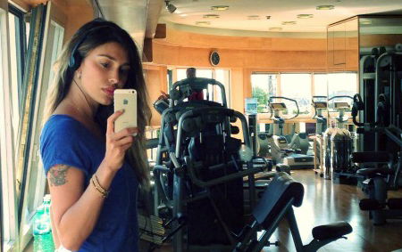Belen Rodriguez si fotografa in palestra ed è subito bufera: “Dove l’hai lasciato Santiago?” article-post