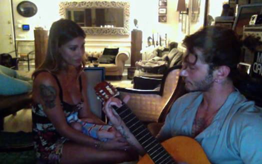 Belen Rodriguez e Stefano De Martino intonano una ninna nanna per Santiago – VIDEO preview