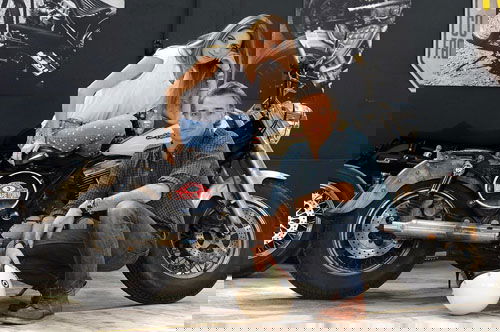 Born to Ride, il mondo delle moto stasera su Mediaset Italia 2 con Roberto Parodi, Eleonora Pedron e Daniele Magni preview