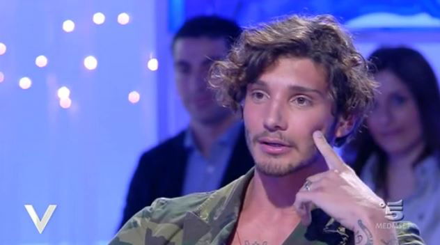Stefano De Martino a Verissimo: “Non sono andato via da Amici per Emma, ognuno aveva il suo spazio” – FOTO preview