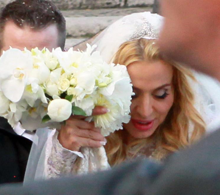 Valeria Marini sposa; Fiorello ironizza: “E’ l’unico matrimonio senza marito” – VIDEO preview