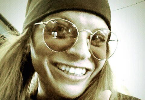 Alessandra Amoroso saluta i fan prima di volare a Los Angeles con Tiziano Ferro per ultimare il CD preview