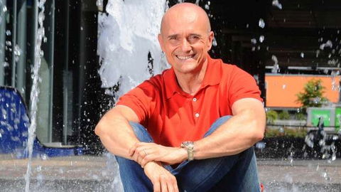 Studio 5, Signorini festeggia i 30 anni di Canale 5: dagli esordi di Maria De Filippi a quelli di Fiorello preview