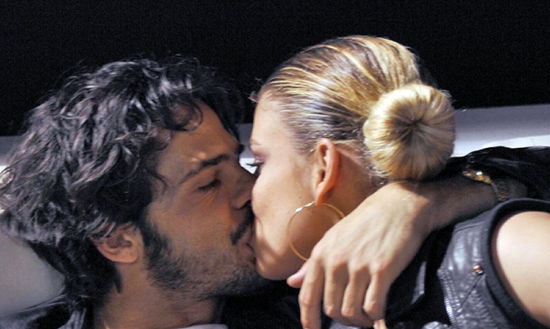 Emma Marrone e Marco Bocci: baci appassionati alla luce del sole – FOTO preview