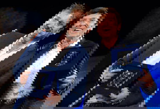 Supercinema, stasera la nuova puntata su Canale 5: Gianni Morandi e Cesare Cremonini protagonisti preview