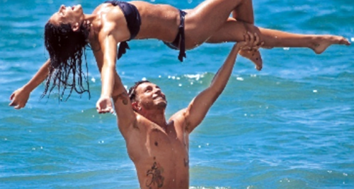 Marco Carta super macho, in vacanza con un’amica prima del tour e della Mostra Di Venezia – FOTO preview