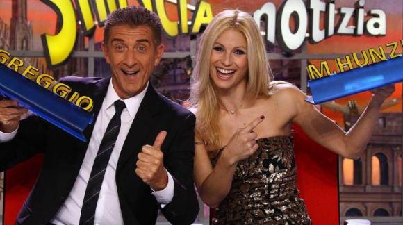 Striscia la Notizia, da stasera 26 ottobre il ritorno di Ezio Greggio in coppia con Michelle Hunziker preview