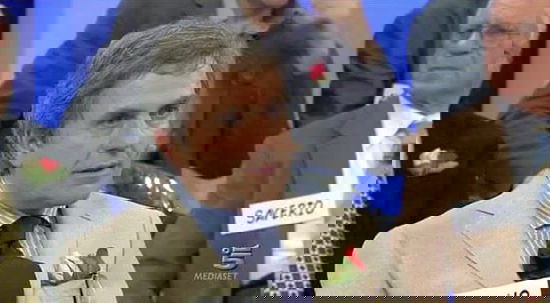 Uomini e Donne, trono over, Maria De Filippi contro Giuliano: “Guardati allo specchio, non sei Brad Pitt!” preview