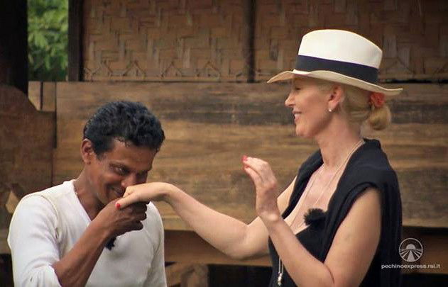 Pechino Express 2 shock: la marchesa Daniela Del Secco D’Aragona abbandonata da Gregory article-post