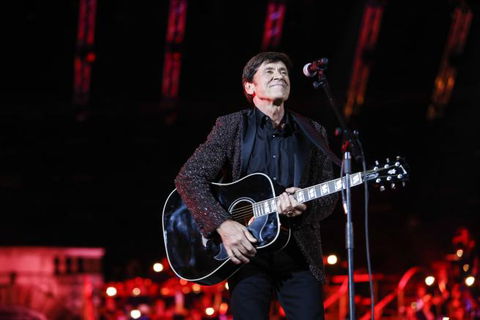 Gianni Morandi Live in Arena, stasera il secondo live su Canale 5: Checco Zalone, Cher, Amii Stewart, Nina Zilli e Noemi preview