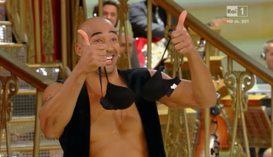 Ballando con le stelle 9 e l’invasione di campo: piovono reggiseni per Amaurys Perez – FOTO preview